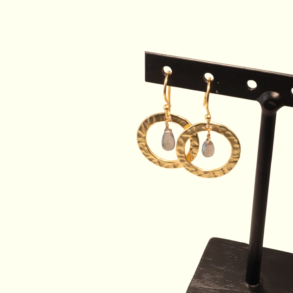 Bo Envol Labradorite portant.webp